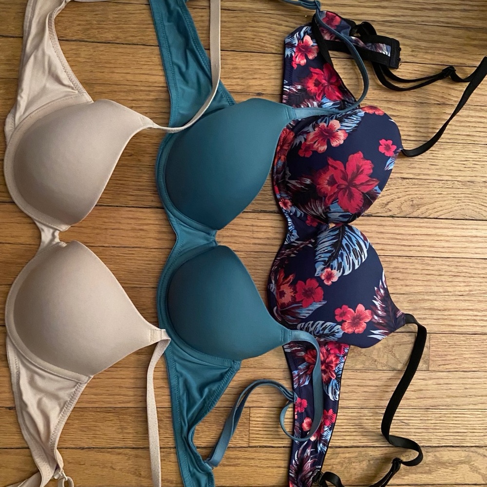 VS PINK Bra Lot 34A
Lightly lined
Set of 3